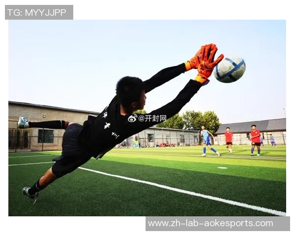 高中足球男生的拼搏与梦想：在绿茵场上追逐青春的热血与荣耀